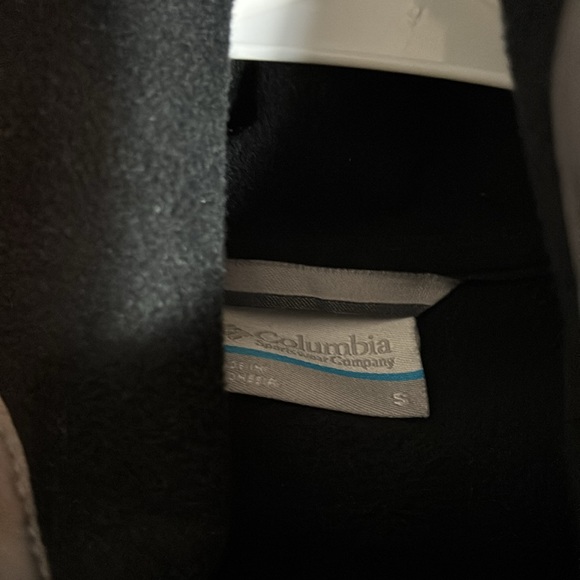 This is a grey Columbia rain jacket i barley used it only like once - Picture 3 of 3